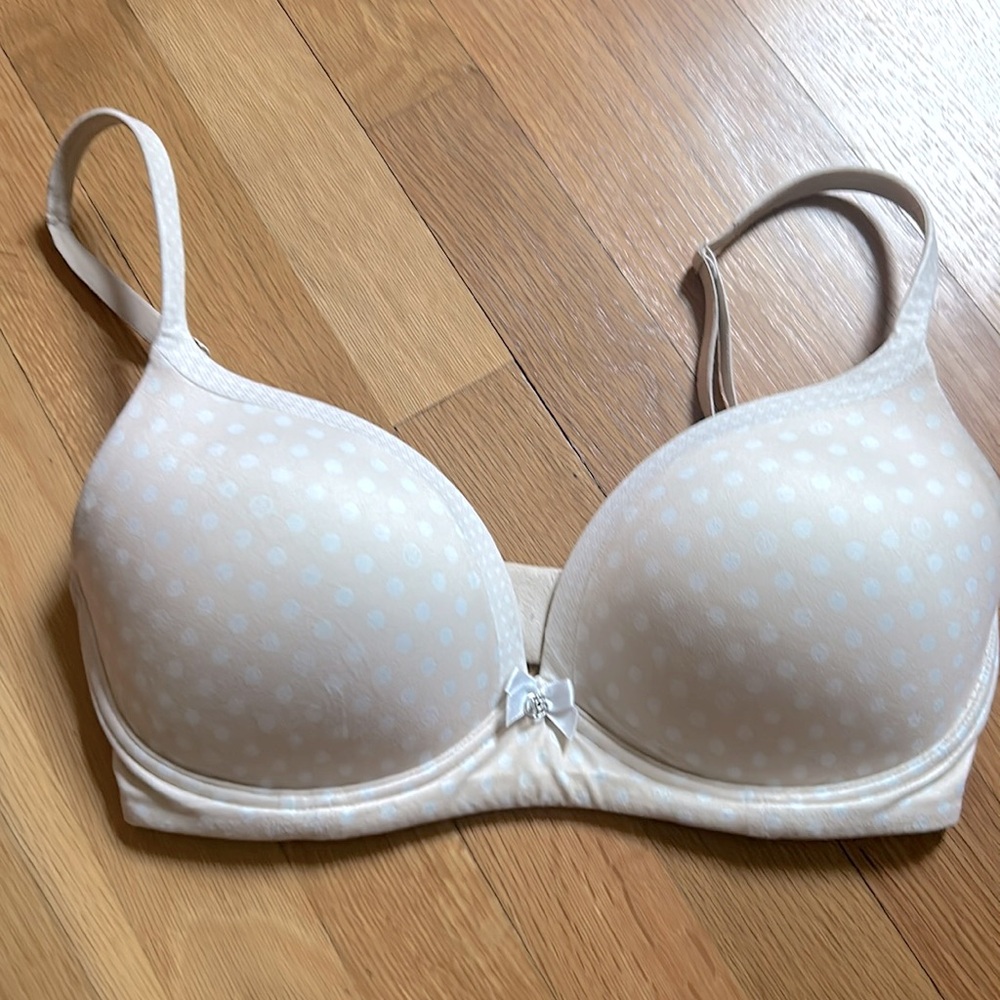 Victoria’s Secret Body by Victoria no wire wireless 32 DD bra